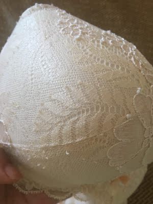 难以想象到手的是个新胸罩，虽然便宜好歹是花了钱的，全是毛头，穿了一年的旧的也没旧成这样啊。