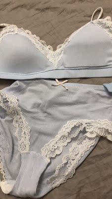 薄薄的,没有钢圈主要就是穿着舒服,不会束缚吧,适合平胸 薄薄的,没有钢圈主要就是穿着舒服,不会束缚吧,适合平胸