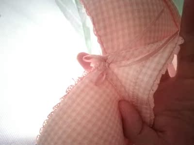 妹子还不错，手感摸着挺软的，就是下面感觉有紧，上面包着的感觉有一点点大，总体挺不错的，穿上还好，食物颜色比图片稍微深一点，差别不大