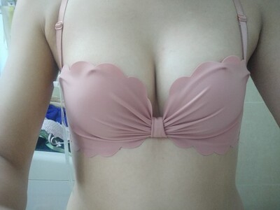 这款相比另外两款没有那么聚，买之前就看得出来，不过实在好看就买了，布料超级柔软，摸着很舒服，穿上也很舒服，实物更像砖红，颜色挺深的，相机拍白了