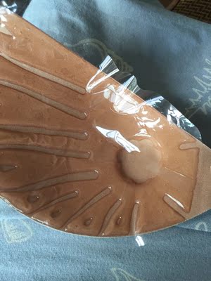 比一般硅胶的胸贴好太多了。比平常的更加集中，更好戴，还有凸点保护，实在太喜欢了，当伴娘用，以后结婚也可以继续穿～～