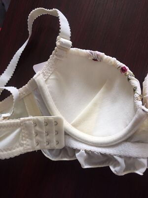 上面的小碎花很可爱，超出了我预期的想法，质量很好，穿着也很舒服