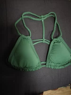 东西不错，显得很高档，1.6米，116斤，80B，L号挺合适，上下身虽然不可调节，但是都不是特别的紧，穿着很舒服的~~ 下身的三角裤就是再胖点的都能穿。不错，穿着去海边啦~~