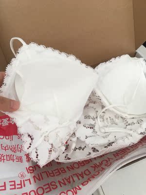 本来不抱幻想能有多好穿的，今天到货试了一下，零束缚，超级喜欢，包装也是纸盒包装一点都没挤压它，很满意，很漂亮的小内衣👙