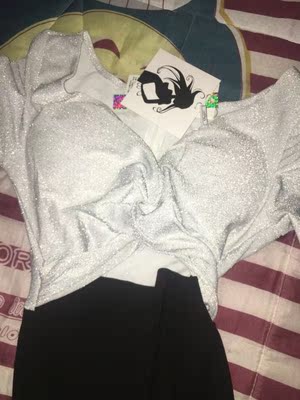 买的红黑色，后面又换的银黑色，效果很好，灯光照着闪闪的，不错，质量很好，没任何问题。满意 满意 满意