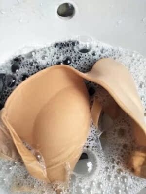 整体效果挺美，价格合理，并且性价比很高，不比价格昂贵的差，超级喜欢！无痕新内衣很舒服，里面的垫子是整个不会跑这个很好，比以前买那种款式好多了，试完之后就迫不及待下水洗了，不会褪色，这点非常放心了，试穿后真的不错，朋友看我穿的好，也想买都问我要链接，超级划算哦！