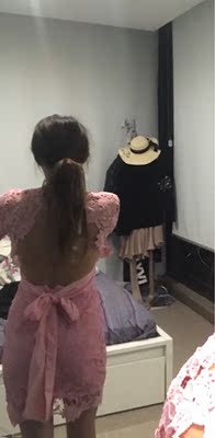 在这家店买了四件衣服，觉得图片拍出来效果很好，结果拿到，真的是令人震惊的色差，艳粉色的，看上去很low，然后背后蕾丝一点都不贴合，胸口那边也很古怪，我是澳洲的退货不方便，跟卖家沟通了卖家让我专卖。当时拿到衣服特别生气，因为真的跟图片差太多，本来想差评的，想想卖家做生意也不容易，态度也还可以，给个中评吧，毕竟这个衣服是真的不行