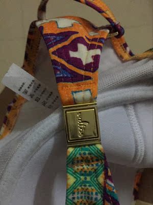 第一次买分体泳衣，好喜欢啊！色彩靓丽，码数刚好！后背的扣子摸索了一阵完全没问题！?赞赞，游水减肥去！