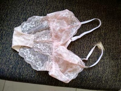 哇，快递速度很快呀，收到真的很惊喜，太性感了，比没穿还性感，文胸跟卖家图片一模一样很舒服还很聚拢，蕾丝精美做工精细，值得美女们购买！很舒服还很聚拢，店家也很nice客服服务超级棒！