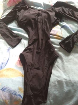 暑假放在购物车的，趁着年货节买下来，比以前便宜20块钱。虽然不常用，但是备一件也是必要的，万一泡温泉呢？万一陪儿子去学游泳呢？哈哈！万一为了泳衣把肥减了呢？嘻嘻