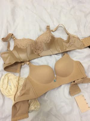 看着挺有质感，试穿也觉得胸部包得挺好。如果穿几次不变形，以后就锁定她们家的内衣了