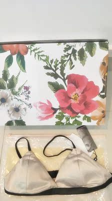 这款不论搭配哪种吊带裙或者露背的服装，哇塞那个身材，美背美肩瞬间得以展现，夏季选这款内衣穿戴真的是适合不过了，首先它的罩杯厚度适中，穿上后的稳定性也稳固，不像平常内衣一样动不动就需要移位调整，穿一天下来我几乎都是不用怎么调整的，内衣确实值得点赞，设计精巧简约时尚，赞赞赞赞！