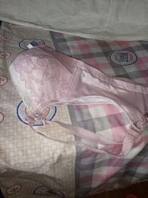 买了俩个大小问了客服大小都合适，第一个天南色，第二个肤色，这俩个颜色很正没有一点色差，一点都不勒人，我买的俩款是薄款，厚度刚刚好这是这个季节穿的，好评，如果还买的亲们想买内衣赶紧行动吧！！！