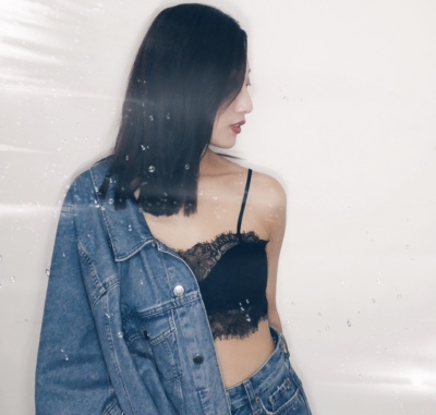 是同学推荐给我的，太满意了，穿起来很舒服，适合我这种胸小的穿，从来没买过这么满意的内衣，之前买的内衣要嘛太大要嘛太小手臂要是伸展下内衣感觉都跑位，现在这件内衣真的很满意，大小刚好，也不会手伸展下就要跑掉，我喜欢这种薄薄的没有钢圈的，包装又很好看高端，价格又实惠，我已经买了两件了，打算再买两件换着穿，