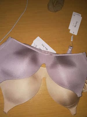 很漂亮，摸上去手感也不错，特别是豆沙色，很心水，做工也还行，希望能长久不变形