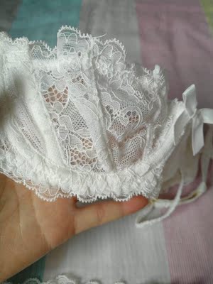 蕾丝的，超薄很性感，很诱惑，白色很纯洁，非常好看，客服服务态度很好，很满意的一次购物。