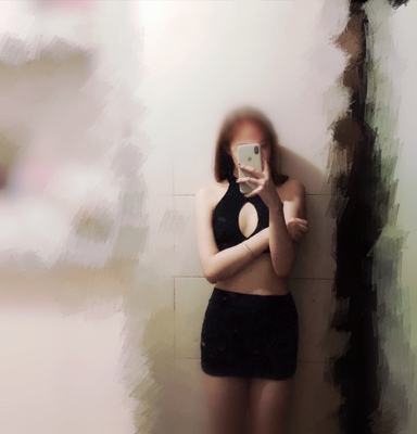 薄薄的面料很舒服 有点点透  拍不太出来透 其实是有点透哒～ 胸小就靠腿撑撑场面 嘻嘻