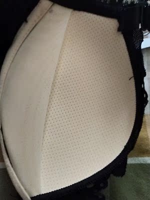 内衣质量特别好，款式也好看，穿上很漂亮又性感，内有加厚垫子，托胸不下垂，看起来很丰满，透气性很好，穿上不热