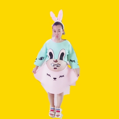 衣服收到了，有一种淡淡的香味，立马让老公帮我拍了，30周了，去摄影店拍太累太辛苦啦。就让老公在家帮我拍了，然后自己后期又抠图换上其它背景，效果很好，特别好看。大爱。