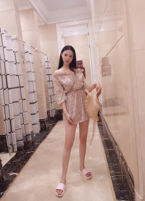 特别舒适的面料 朋友都说这个泳衣很显身材 简单大方 已经给身边人分享链接啦～