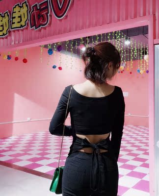 衣服质量不错哦，棉棉的，穿着舒服弹性还不错。尤其喜欢后面的设计绑带露腰小性感，物美价廉还会再来