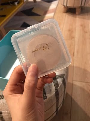 很快就收到了 包装很满意  这么个胸贴还有个好看的盒子  对这些东西没什么研究 粘得稳当就行 试了一下  可能自己不太会  粘性很强 撕下来的时候简直了 很满意 就等结婚的时候用了