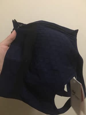 质量不错,尺码合适,就是胸垫容易跑。拉拉链时候不太好拉。 质量不错,尺码合适,就是胸垫容易跑。拉拉链时候不太好拉。