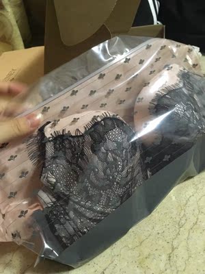 细节都做的很好啊,这个睫毛蕾丝真的很软,内里布料很舒服,包装整个粉嫩嫩很少女!喜欢喜欢,穿一段时间来追评。 细节都做的很好啊,这个睫毛蕾丝真的很软,内里布料很舒服,包装整个粉嫩嫩很少女!喜欢喜欢,穿一段时间来追评。