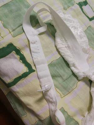 今天整理内衣盒突然看见这个文胸，夏天买了穿了几次就没穿了，虽然穿着舒服，但是质量不好，才穿几次下围松紧就坏了，具体见图中凹凸不平的地方，这就是里面松紧断了，里面细细的的白皮筋都出来了。