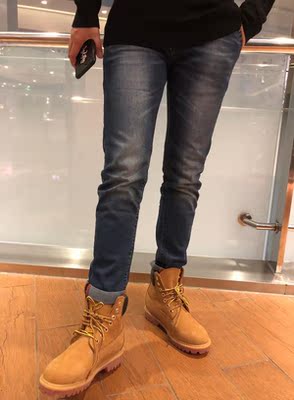 本来买了一双结果买大了 ，后来换了小一码的穿上刚刚好，很适合！鞋子质量很不错的，款式也很喜欢，很值的一双鞋子！