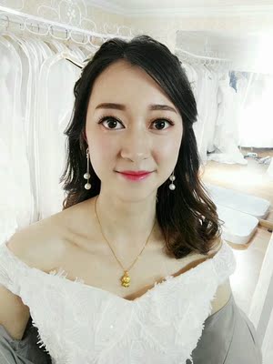 好几个深V礼服，选了一个都可以穿的胸贴，反正个人对聚拢没有什么执念，产品出汗防掉还可以。质量挺好，赠品几乎全部有用