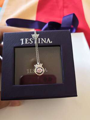 银色的颜色也很亮，中间的吊坠真的会一闪一闪跳动哦。