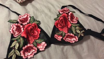 很性感的文胸哦，一次买了两件，都很满意，刺绣花朵的做工也很精致，这个价钱值了。重点说一下卖家的服务态度真的超好哦，各位还在观望的仙女们快下手吧，不会失望的！
