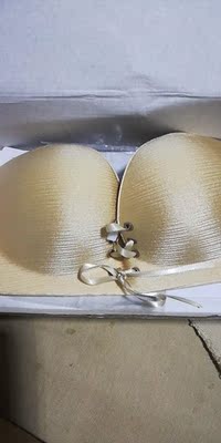 第一次试这样的内衣，充气很方便，粘性特别好，穿了一天，都不会掉哒～棒棒哒