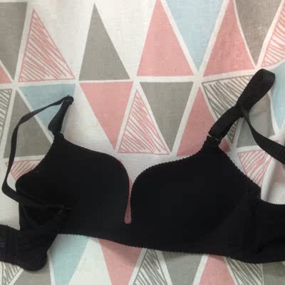 很舒适的一款内衣，有聚拢作用，穿着很舒服，质量很好，客服态度也非常好。