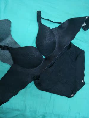 胸罩收到，试了一下，很舒服。做工也很精细，走线也很平整，一看就是大厂家生产的。总之在她家购物很温馨，当然是很满意咯！美翻啦，做工精细，面料舒服舒适，质量确实不错，款式又好看，很划算