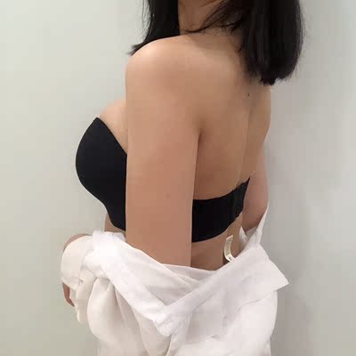 不用肩带也可以牢牢固定住不会掉，举手也不会掉，非常有安全感！超好穿！一点不掉而且不勒！质量非常好，与卖家描述的完全一致，非常满意，真的很喜欢，完全超出期望值！