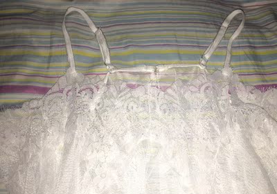 买了三件蕾丝睡衣面料很舒服，一点都不扎皮肤。很好。客服很热情。谢谢卖家送的小礼物呦！