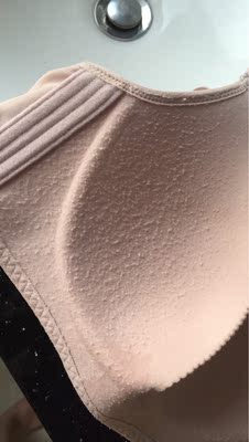 质量太差了，跟我店里卖的没的比，价格也不低啊。才穿了几次就这样了