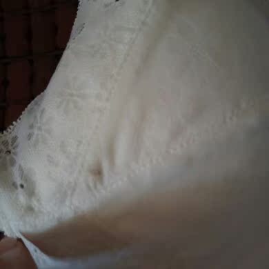 包裹收到了 我只能说太厚了 我的天 那个海绵是 里，内都是凸出来的 就像是椭圆 不是那种凹进去的 我都很疑惑 这个胸怎么抵进去啊 感觉胸都是抵起的 而且发来的文胸还有点脏  我看到没有运险费  我也难得退货了 不然还要自己贴12元的运费 不划算 所以就没打算退 真心不好穿 还有异味 总体来说我下回再也不买这个了 太厚了 不强推 不喜欢