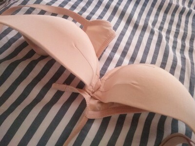 不值这个价，才穿了一次就严重变形，胸口那块往外翻怎么也压不平