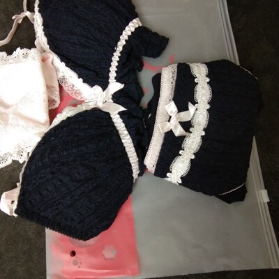 宝贝太漂亮了，我和姑娘都炒鸡喜欢，真是物美价廉呀，真是大大的惊喜，纯棉的料子加上软软的蕾丝，太棒了，简直是美死了，先买了4件，之后又定了3套，包装特精致，以后买内衣就这里啦！mm放心买吧，不会失望的！