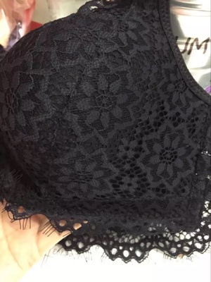 内衣质量很好，胸型也比较正，然后款式也很漂亮。聚拢效果也可以，价格也便宜，穿几个月就换新的，比较超值。客服服务态度也挺好的，售后服务也可以。值得回购，以后换内衣就买你家的了。