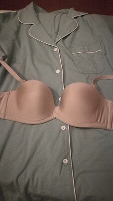 买了一套睡衣，三个无肩带bra，一个聚拢，试用了3样，感觉质量都很好。这个牌子无肩带是当红博主推荐的，说好用又便宜，因为自己平胸也无所谓聚拢不聚拢，目前不用肩带不会掉，可能因为还是挺紧的缘故，的确有钢圈压迫的感觉，不过不至于很不舒服。