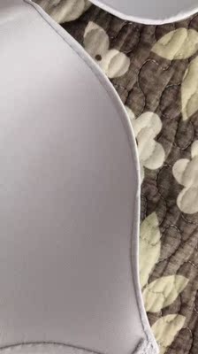 收到了,这款买了好几次,在不同的店买的,价格也不一样,做个对比吧。上面灰色的事在这家买的,下面肉色的在别家买的,别家要贵十几块,款式,用料一模一样,我怀疑就是一个工厂出的|・ω・`)但是灰色的海绵有点软趴趴的,新到的就有褶皱了,而且细节也相对粗糙,不过也算是物有所值。总而言之,贵的没吃亏,便宜的也没上当。 收到了,这款买了好几次,在不同的店买的,价格也不一样,做个对比吧。上面灰色的事在这家买的,下面肉色的在别家买的,别家要贵十几块,款式,用料一模一样,我怀疑就是一个工厂出的|・ω・`)但是灰色的海绵有点软趴趴的,新到的就有褶皱了,而且细节也相对粗糙,不过也算是物有所值。总而言之,贵的没吃亏,便宜的也没上当。