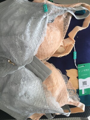 包装很严实，包裹上面没有出现内衣的字眼，保护了买家隐私，再说内衣，质量很好，弹性好，穿着很舒服，卖家很贴心，送了延长扣备用，质量也不错，谢谢卖家，我在网上上买过几次内衣。这次最满意的一次了，做工精致，包装很严密，喜欢，下次还会继续光临珍缇莎的。做工精致，包装很严密。