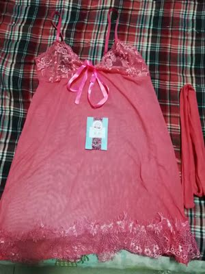 发货快物流快，包装很好，没有破损，睡衣很性感，质量很好，摸起来软软滑滑的，穿起来很舒服，颜色很正，和描述的一样，洗了不掉色，还送了腰带，送了香包，物美价廉，真值，五星好评！