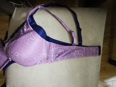 这款肯定尺码偏小，平时都穿这个尺码，都正好带偏偏这款紧的慌。另一个深蓝色这次一起买的别的款式，同一个尺寸的，紫色这个罩面小这么多，带子短这么多*2，穿的时候感觉更明显，压胸，不想换了，希望瘦了之后会用上