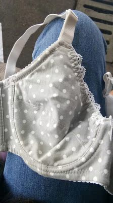 没有海绵的那种,,,,卖家都没标明,,,, 还容易穿出副乳,,, 不过这个价格还是挺实惠了 没有海绵的那种,,,,卖家都没标明,,,, 还容易穿出副乳,,, 不过这个价格还是挺实惠了