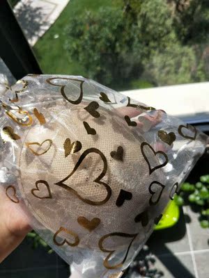 买了好几次了，宝贝一如既往好，卖家服务贴心，发了穿戴视频送了文胸收纳盒，胸贴粘性的确不错，让你穿的很安心，需要回购还会选她家。